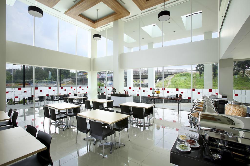 Amaris Hotel Bekasi Barat Extérieur photo